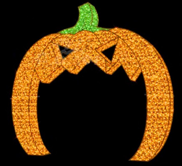 L’image présente une citrouille lumineuse immersive de grande dimension, conçue comme un décor lumineux immersif événementiel pour créer une ambiance Halloween originale. Entièrement composée de petites lumières orangées scintillantes, cette installation forme une arche ouverte permettant aux visiteurs de passer à l’intérieur et de vivre une expérience immersive et interactive.Le visage stylisé de type jack-o’-lantern, avec ses yeux triangulaires et sa bouche dentelée, apporte une touche ludique et renforce l’atmosphère festive. La tige verte lumineuse au sommet complète ce décor événementiel lumineux, accentuant son réalisme et son impact visuel.Idéale pour un espace public ou un lieu d’accueil, cette installation lumineuse immersive attire naturellement l’attention et devient un point central pour la prise de photos. Elle contribue à créer une ambiance immersive et une expérience événementielle mémorable, parfaitement adaptée aux animations saisonnières.